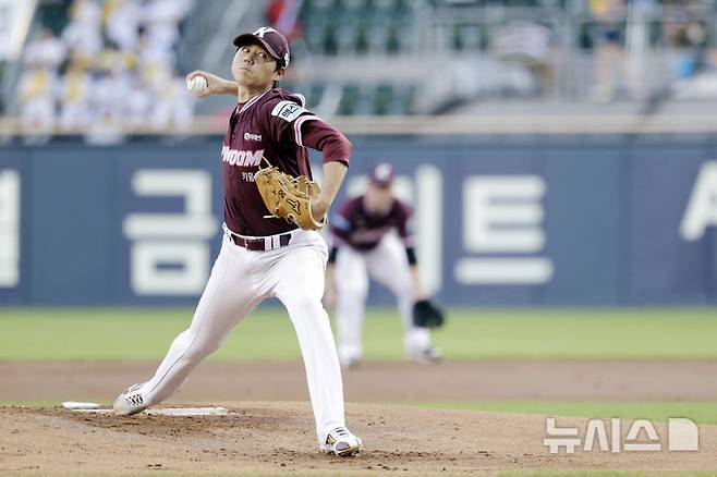 [서울=뉴시스] 최동준 기자 = 29일 서울 잠실야구장에서 열린 2026 KBO리그 LG 트윈스와 키움 히어로즈의 경기, 키움 선발 하영민이 역투하고 있다. 2026.07.29. photocdj@newsis.com