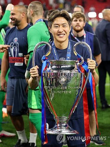 UCL 우승 트로피 든 이강인 [로이터=연합뉴스]
