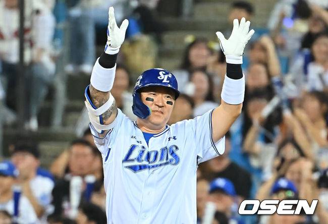 [OSEN=대구, 이석우 기자] 8일 대구삼성라이온즈파크에서 2026 신한 SOL KBO 리그 삼성 라이온즈와 KIA 타이거즈의 경기가 열렸다. 홈팀 삼성은 최원태가, 방문팀 KIA는 시라카와가 선발 출전했다. 삼성 라이온즈 최형우가 5회말 2사 만루 중견수 왼쪽 2타점 안타를 치고 세리머니를 하고 있다. 2026.09.08 / foto0307@osen.co.kr