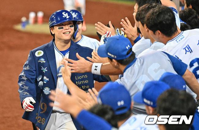 [OSEN=대구, 이석우 기자] 8일 대구삼성라이온즈파크에서 2026 신한 SOL KBO 리그 삼성 라이온즈와 KIA 타이거즈의 경기가 열렸다. 홈팀 삼성은 최원태가, 방문팀 KIA는 시라카와가 선발 출전했다. 삼성 라이온즈 박승규가 7회말 2사 1루 좌월 2점 홈런을 치고 하이파이브를 하고 있다. 2026.09.08 / foto0307@osen.co.kr