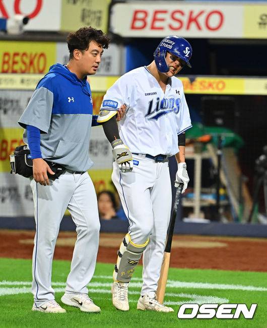 [OSEN=대구, 이석우 기자] 8일 대구삼성라이온즈파크에서 2026 신한 SOL KBO 리그 삼성 라이온즈와 KIA 타이거즈의 경기가 열렸다. 홈팀 삼성은 최원태가, 방문팀 KIA는 시라카와가 선발 출전했다. 삼성 라이온즈 류지혁이 4회말 2사 3루 파울 타구에 다리를 맞고 교체되고 있다. 2026.09.08 / foto0307@osen.co.kr