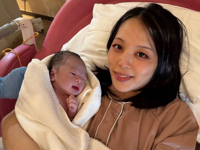 하시모토 코토에가 지난달 말 일곱째 아이를 출산한 직후 아이를 안고 함께 사진을 찍고 있다. 하시모토 코노에 엑스 캡처