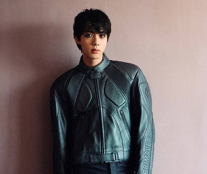 "JIN = O Catalisador Único para Esgotamento Ultrarrápido" Campanha de Jin do BTS para a Gucci Esgota em Foco... Paris Select Book