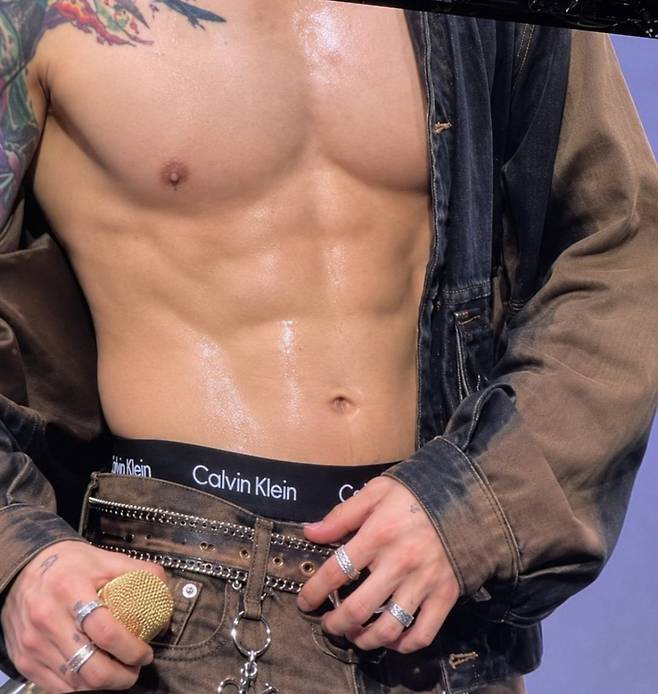 Jungkook, do BTS, incendeia o SoFi Stadium com seu físico escultural... Fãs enlouquecem