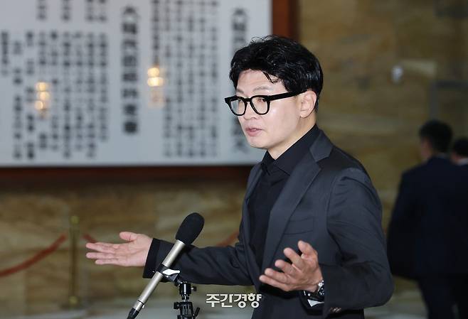 한동훈 무소속 의원이 8일 국회 본회의장 앞에서 김승원 법무부 장관 후보자의 ‘신약 청탁 의혹’과 관련한 입장을 밝히고 있다. 박민규 선임기자