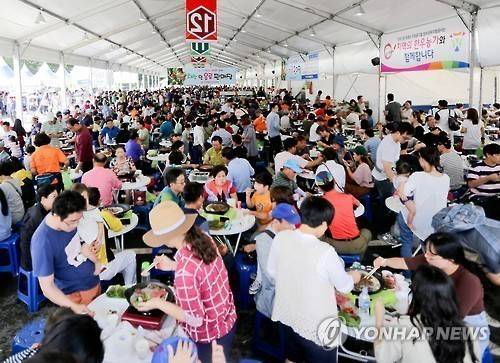 장수 한우랑사과랑축제의 즉석 한우 구워 먹기 [연합뉴스 자료사진]