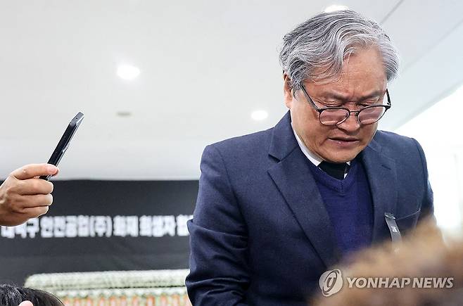 사과하는 안전공업 대표이사 대형 화재로 74명의 사상자가 발생한 대전 안전공업의 손주환 대표가 지난 3월 26일 오후 대전시청에 마련된 희생자 합동분향소를 찾아 조문한 뒤 사과의 뜻을 밝히고 있다.[연합뉴스 자료사진]