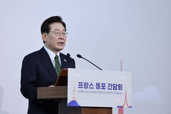 이재명 대통령이 9일(현지시간) 프랑스 파리 한 호텔에서 열린 동포 오찬간담회에서 격려사를 하고 있다. 연합뉴스