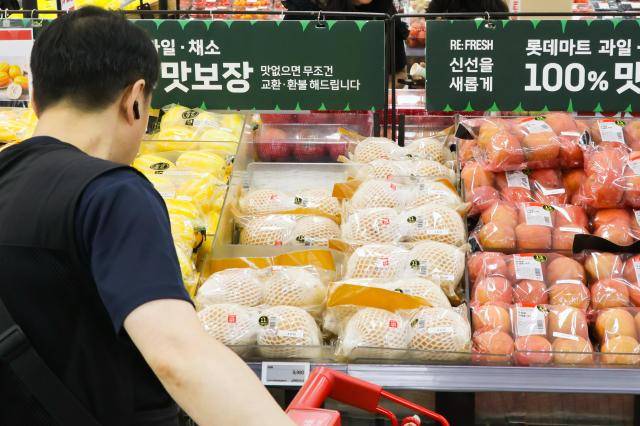 서울 시내 대형마트에 과일 판매대 모습. [사진=연합뉴스]