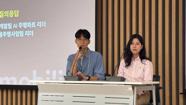임인호 카카오모빌리티 자율주행개발팀 AI주행파트 리더(왼쪽), 김민선 카카오모빌리티 자율주행사업팀 리더(오른쪽)가 9일 서울 서초구 한국자동차모빌리티산업협회에서 열린 카카오모빌리티 자율주행 스터디에서 질의응답을 진행하고 있다 [사진=안신혜 기자]