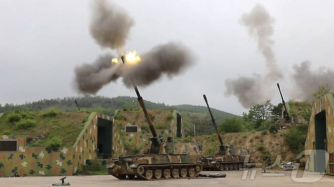 육군 제22보병사단 율곡포병여단 K9A1 포대가 강원 고성군 사격장 훈련장에서 실시된 포병사격 훈련에서 단독 동시탄착(TOT) 사격을 하고 있다.(육군 22사단 제공, 재판매 및 DB 금지) 2026.5.15 ⓒ 뉴스1 윤왕근 기자