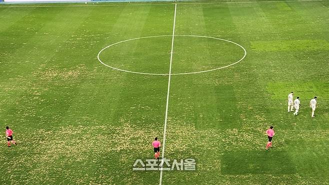 8일 울산HD와 FC서울의 K리그1 28라운드 경기가 열린 울산문수경기장의 그라운드 상태. 사진 | 울산=김용일 기자