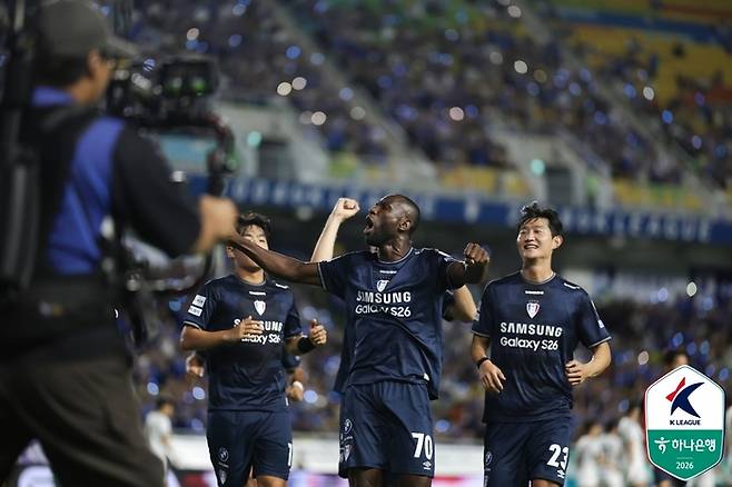득점 후 기뻐하는 수원 루이스. 제공 | 한국프로축구연맹