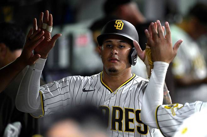 SAN DIEGO, CALIFORNIA - SEPTEMBER 08: Manny Machado #13 of the San Diego Padres is congratulated in the dugout after scoring a run during the seventh inning against the Washington Nationals at Petco Park on September 08, 2026 in San Diego, California.   Orlando Ramirez/Getty Images/AFP (Photo by Orlando Ramirez / GETTY IMAGES NORTH AMERICA / Getty Images via AFP)        <저작권자(c) 연합뉴스, 무단 전재-재배포, AI 학습 및 활용 금지>