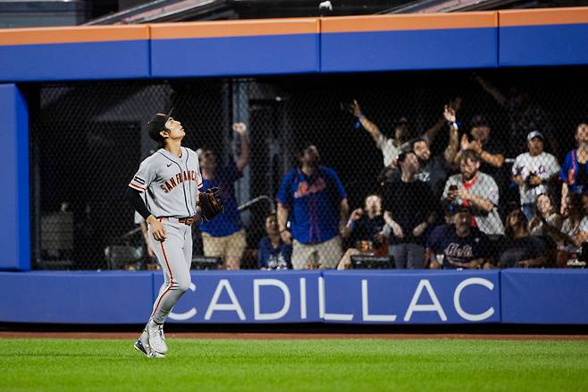 San Francisco Giants outfielder Jung Hoo Lee (51) and fans watch New York Mets Francisco Lindor's ball exit the field to score a home run during the sixth inning of a baseball game, Friday, Sept. 4, 2026, in New York. (AP Photo/Angelina Katsanis)







<저작권자(c) 연합뉴스, 무단 전재-재배포, AI 학습 및 활용 금지>