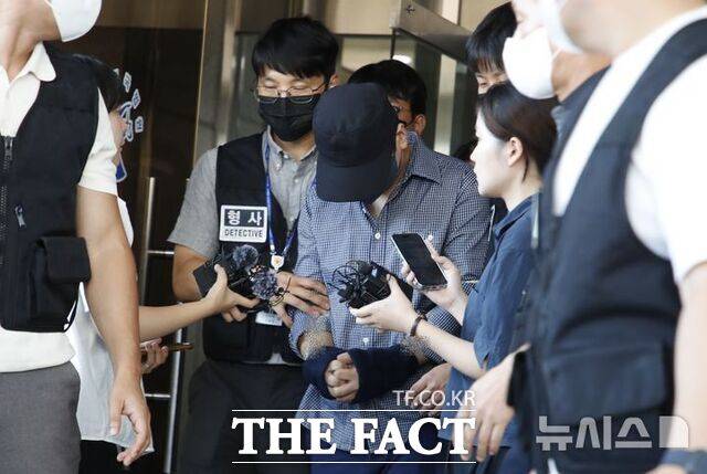 장미란(37)씨 등 실종자 허위 종결 사건으로 직무유기 등 혐의를 받고 있는 제주 서부경찰서 소속 부 모 경장이 지난달 25일 오후 제주지방법원에서 구속 전 피의자 심문(영장실질심사)를 받은 후 이동하고 있다. /뉴시스