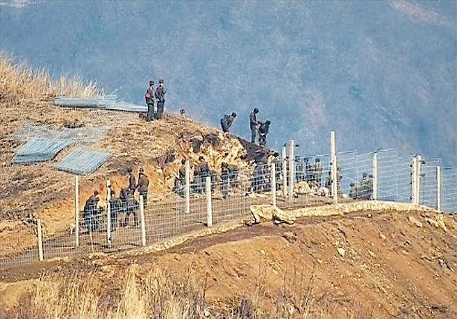 지난해 3월 북한군이 동부전선에 철책을 설치하고 있는 모습. 북한군은 군사분계선(MDL) 이북 100m 안쪽 구간까지 철조망을 설치한 것으로 알려졌다. /합참