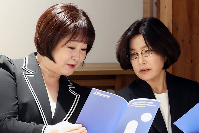 8일 오전 국제한국어교육재단이 한글날 제정 100주년을 맞아 발표한 한글 교육 노래 ‘너랑 나랑 다같이’의 작사를 맡은 이금희(왼쪽) 아나운서와 작곡과 가창을 맡은 가수 이선희./뉴시스
