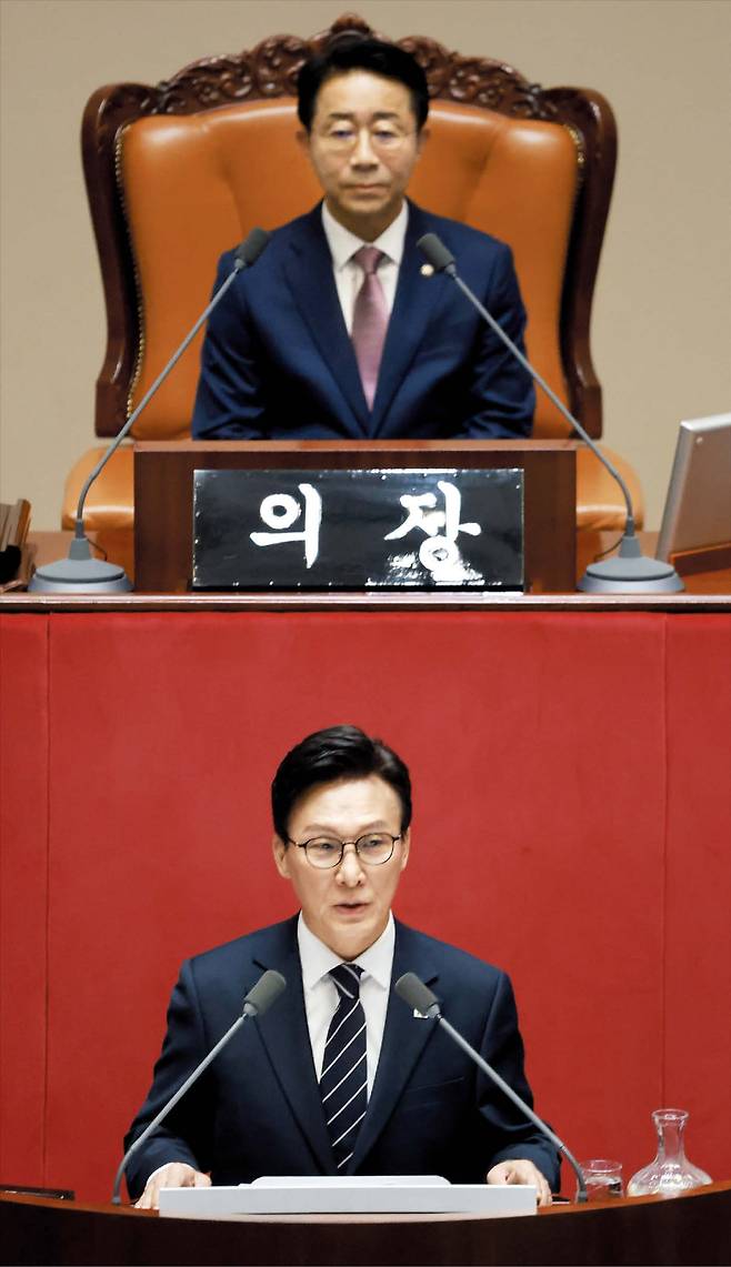 더불어민주당 김민석(아래) 대표가 7일 국회 본회의장에서 교섭단체 대표연설을 하고 있다. 김 대표는 연설에서 “국정 수행에 대한 엄정한 평가의 시간이 왔음을 겸허히 받아들인다”고 밝혔다. /남강호 기자