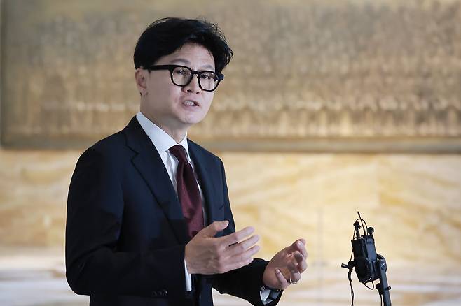한동훈 무소속 의원이 9일 국회 로텐더홀에서 김승원 법무부 장관 후보자와 관련해 취재진 질문에 답하고 있다./연합뉴스