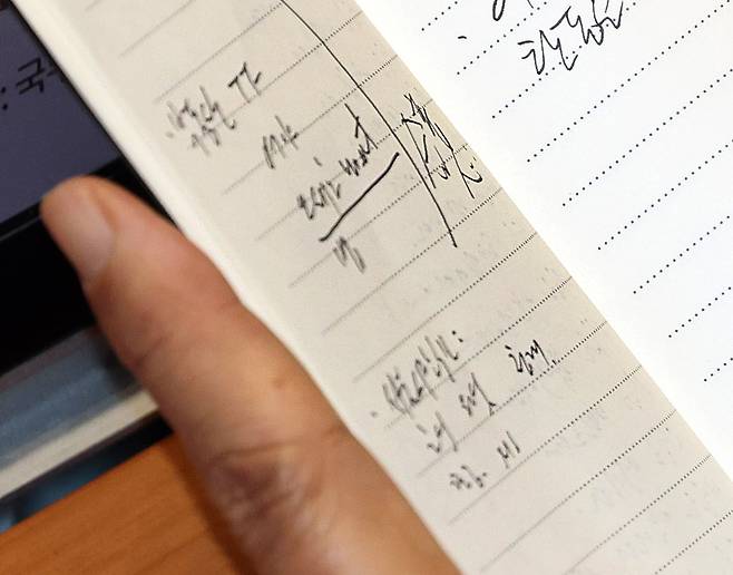 김민석 더불어민주당 대표가 펼쳐 든 수첩의 왼쪽 아래 부분. ‘서울시장 후보’라는 문구 아래 ‘훈식’ ‘원식’ ‘청래’로 읽히는 글자가 나란히 적혀 있고, 그 아래 줄에는 흐릿하게 두 명의 인사를 가리키는 것으로 보이는 이름과 영문 이니셜이 적혀 있다. 영문 이니셜은 ‘Mj’ 등으로 추정된다./ 데일리안 제공
