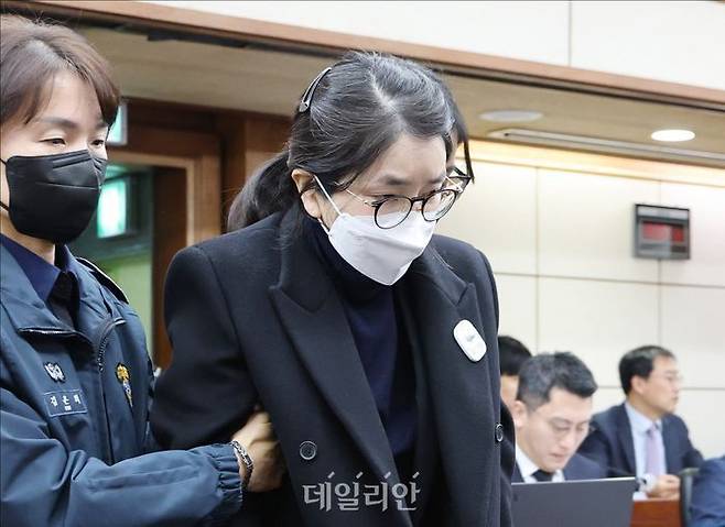 김건희 여사가 지난해 12월 3일 오전 서울중앙지법에서 열린 결심공판에 출석하고 있다. ⓒ사진공동취재단