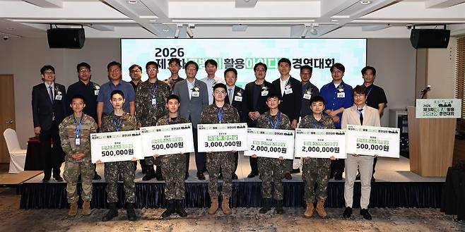 지난 8일 오후 서울 용산구 전쟁기념관 피스앤파크 컨벤션에서 열린 '2026년 제3차 국방AI 활용 아이디어 경연대회'에서 전준범 국방부 국방인공지능기획국장(뒷줄 왼쪽 다섯 번째)을 비롯한 수상 장병들과 군 관계자들이 상장을 든 채 스마트 정예강군 도약을 다짐하며 기념촬영을 하고 있다. 국방부 제공