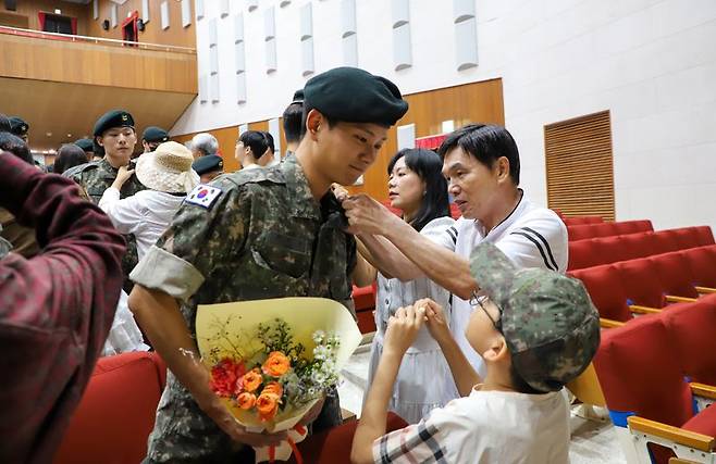 육군은 9일 전남 장성 육군보병학교에서 김규하(대장) 육군참모총장 주관으로 제2기 예비역 하사 임용식을 개최했다. 사진은 신임 예비역 하사에게 가족들이 계급장을 달아주는 모습. 육군 제공