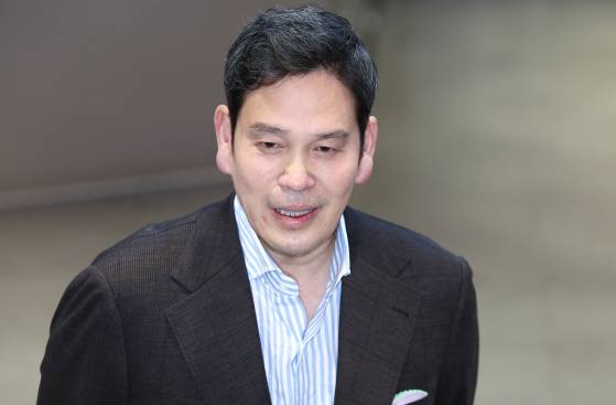 정용진 신세계그룹 회장이 지난해 12월 22일 방미 일정을 마치고 인천국제공항 제2터미널을 통해 귀국하며 취재진 질문에 답하고 있다.  정 회장은 방미 일정 중 도널드 트럼프 미국 대통령 당선인과 만나 대화를 나눈 것으로 알려졌다. 뉴스1