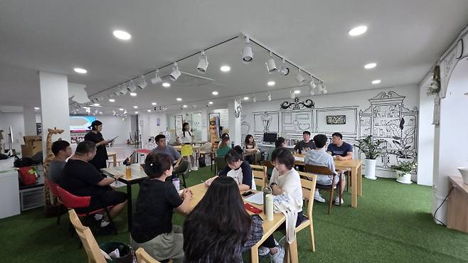 ▲ 춘천 사랑드림예술단 단원 10명이 춘천 봄내극장에서 연극 ‘마주 보는 마음’을 연습하고 있다.