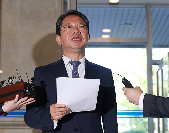 김승원 법무부 장관 후보자가 그제(7일) 서울 종로구 적선현대빌딩에 마련된 인사청문회 준비 사무실로 출근하며 입장을 밝히고 있다.