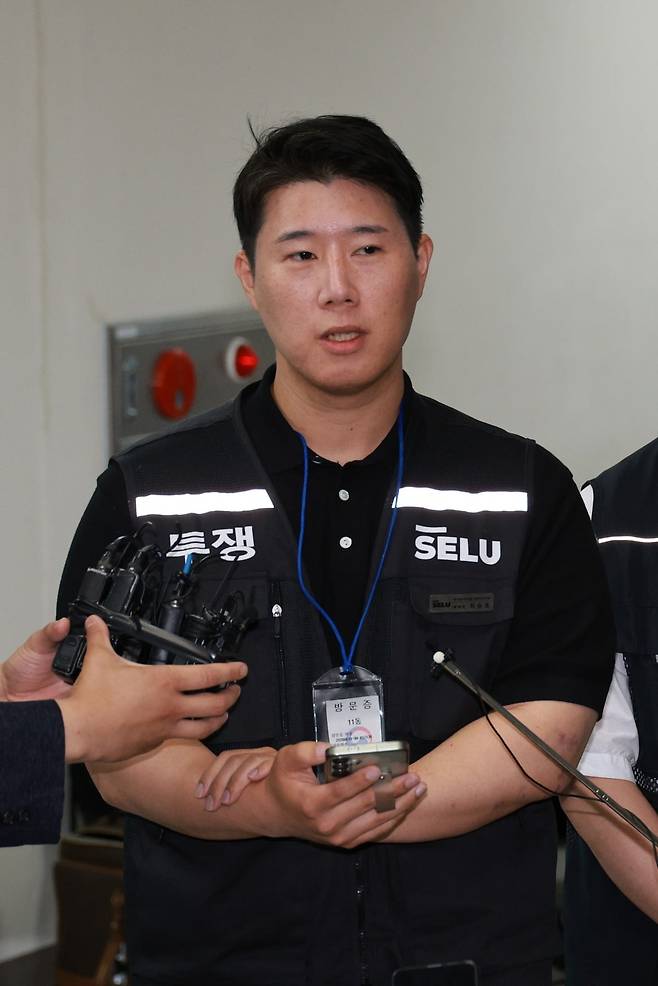 삼성그룹 초기업노동조합 삼성전자지부 최승호 위원장이 5월 20일 정부세종청사 중앙노동위원회에서 열린 3차 사후조정 회의를 마친 뒤 노사협상 결렬 과정을 설명한 뒤 총파업 강행 입장을 밝히고 있다. 사진=이솔 한국경제신문 기자