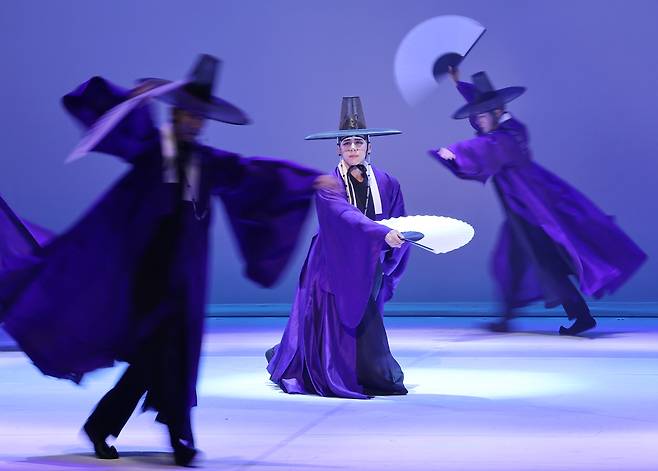 The Seoul Metropolitan Dance Theatre performs ″Mimesis″ at the Sejong Center for the Performing Arts in Jongno District, central Seoul, on Nov. 6, 2025. YONHAP