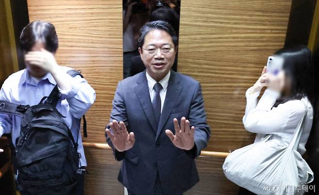 김승원 법무부 장관 후보자가 9일 오전 서울 종로구 적선현대빌딩에 마련된 인사청문회 준비 사무실로 출근하고 있다. /사진=뉴스1