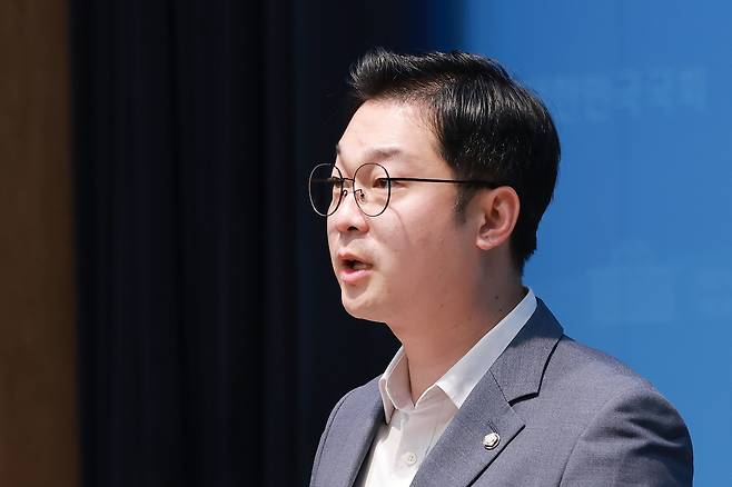 더불어민주당 김동아 의원이 6일 국회 소통관에서 김승원 법무부 장관 후보자와 관련해 무소속 한동훈 의원이 김 후보자의 비공개 수사 기록을 불법으로 넘겨 받았다며 한 의원과 성명불상의 제공자를 고위공직자범죄수사처에 고발한다고 밝히고 있다. <연합뉴스>