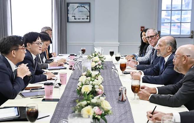 [서울=뉴시스] 김정관 산업통상부 장관이 23일(현지 시간) 미국 워싱턴 D.C. 메이프라워호텔에서 하워드 러트닉 미 상무부 장관과 면담하고 있다. (사진=산업통상부 제공) 2026.07.24. photo@newsis.com *재판매 및 DB 금지