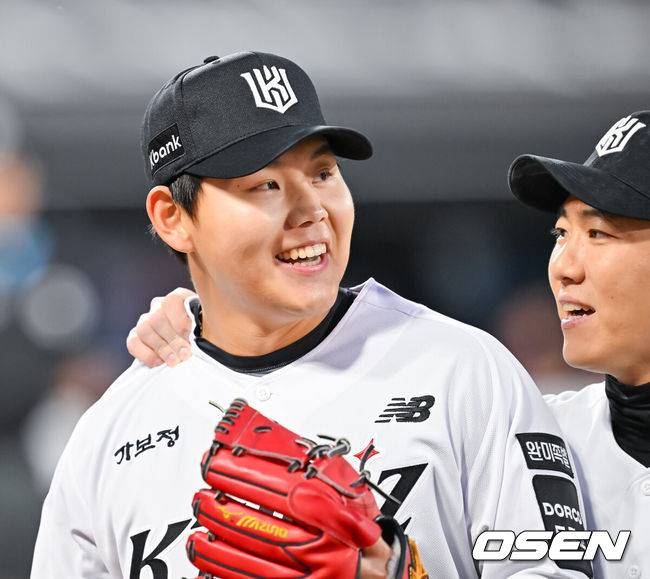 [OSEN=수원, 민경훈 기자] 17일 오후 수원 KT위즈파크에서&nbsp;‘2026 신한 SOL Bank KBO리그'&nbsp;KT 위즈와 키움 히어로즈의 경기가 열렸다.이날 KT는 소형준, 키움은 와일스를 선발투수로 내세웠다.3회초를 마친 KT 선발 소형준이 환하게 웃고 있다. 2026.04.17 /rumi@osen.co.kr