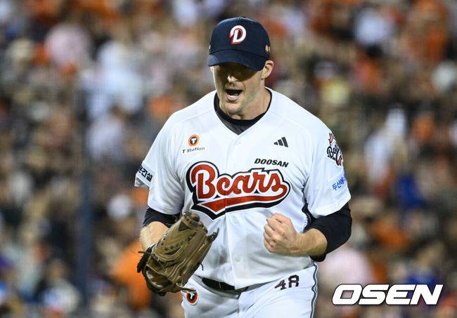 [OSEN=잠실, 조은정 기자]12일 서울 잠실야구장에서 2026 신한 SOL KBO리그 두산 베어스와 한화 이글스의 경기가 열렸다.이날 두산은 벤자민, 한화는 화이트를 선발로 내세웠다. 4회초 2사 만루에서 두산 벤자민이 한화 심우준을 뜬공으로 돌려세운 뒤 포효하고 있다. 2026.08.12 /cej@osen.co.kr