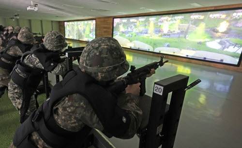 경기도 평택시 육군 제51보병사단 평택·오산 과학화예비군훈련장에서 예비군들이 영상모의사격훈련을 하고 있다. 연합뉴스