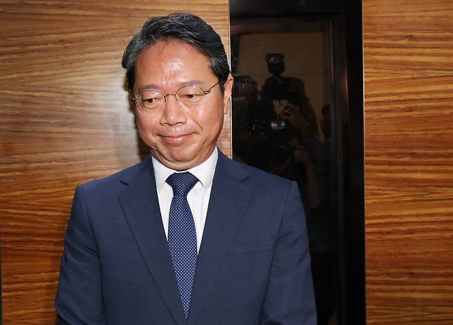 김승원 법무부 장관 후보자가 8일 오전 서울 종로구 적선현대빌딩에 마련된 인사청문회 준비 사무실로 출근하고 있다. 뉴스1