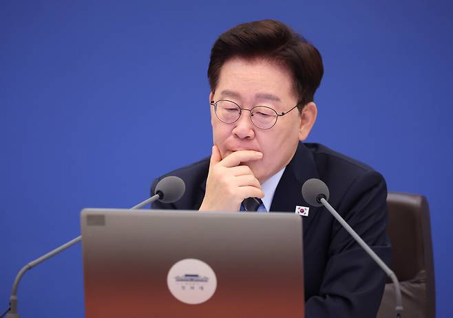 이재명 대통령이 1일 청와대에서 열린 국무회의에서 자료를 보고 있다. ⓒ연합뉴스