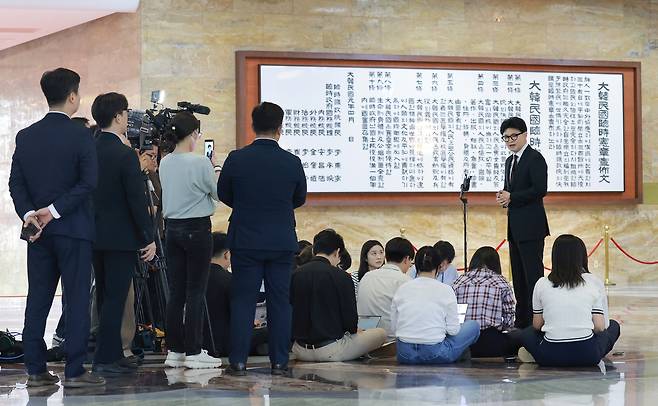 무소속 한동훈 의원이 9일 국회 로텐더홀에서 김승원 법무부 장관 후보자와 관련해 취재진 질문에 답하고 있다.  연합뉴스