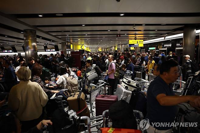 대규모 항공편 결항 사태로 혼잡한 런던 히드로 공항 [AFP=연합뉴스. 재판매 및 DB 금지]