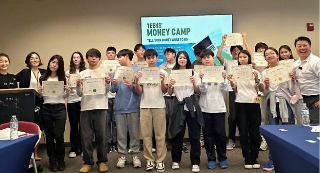 '머니 캠프' 후 기념촬영한 제리 추(왼쪽서 2번째) 대표와 청소년들  [본인 제공]