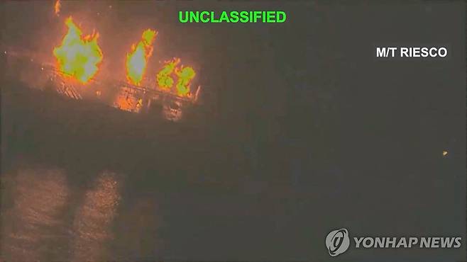 미군 폭격에 불타는 이란 유조선 8일(현지시간) 공개된 동영상에서 캡처한 이미지로 미 미사일 공격을 받아 화염에 휩싸인 이란 유조선 'M/T 리에스코(Riesco)'호의 모습. 미중앙사령부(CENTCOM)는 지난 이틀간 미 해군 군함을 겨냥한 이란의 미사일 공격 시도에 대한 대응으로 해당 유조선을 표적 타격했다고 밝혔다. 촬영 장소와 정확한 일시는 확인되지 않았다.[사진=미 중앙사령부 제공. 로이터=연합뉴스. 재판매 및 DB 금지]