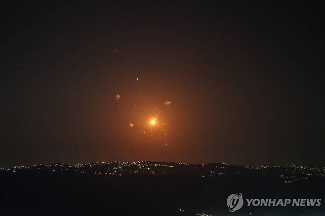 이란의 요르단 미군기지 미사일 공격을 요르단 방공망이 요격하는 모습 9일(현지시간) 요르단 계곡의 이스라엘 측 지역에서 요르단 방공망이 이란에서 발사된 미사일을 요격하는 모습이 포착됐다. 이란 이슬람혁명수비대(IRGC)는 미국이 이란 유조선을 공격한 것에 대한 보복으로 요르단 알아즈라크에 위치한 미군 기지를 향해 미사일을 발사했다고 밝혔다. [EPA=연합뉴스. 재판매 및 DB 금지]