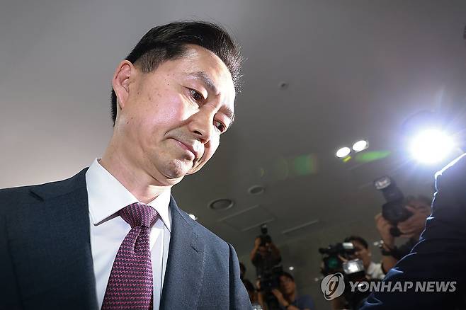 취재진 관심 속 출근하는 김지용 중수청장 후보자 (서울=연합뉴스) 서대연 기자 = 중대범죄수사청장 후보로 지명된 김지용 변호사가 8일 인사청문회 준비 사무실이 마련된 서울 종로구 정부서울청사 창성동 별관에서 취재진과의 질의응답을 마친 뒤 사무실로 향하고 있다. 2026.9.8 dwise@yna.co.kr