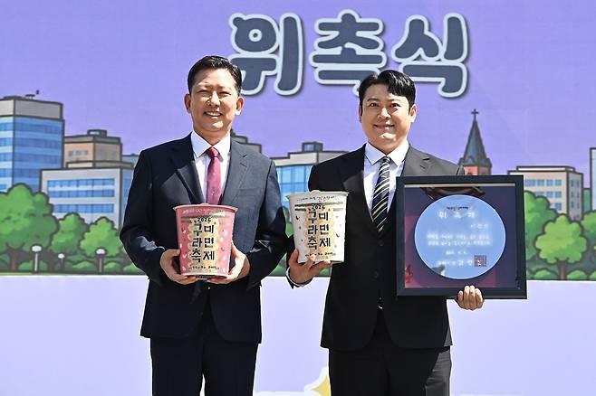 개그맨 이선민, 구미시 홍보대사에 위촉  (서울=연합뉴스) 9일 서울광장에서 열린 '2026 구미 로컬푸드 페스타'에서 개그맨 이선민 씨(오른쪽)가 김장호 구미시장(왼쪽)으로부터 홍보대사 위촉패를 받고 있다. 2026.9.9 [구미시 제공. 재판매 및 DB 금지]