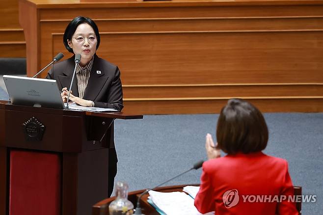 국민의힘 나경원 의원 질문에 답하는 한성숙 국무총리 (서울=연합뉴스) 신현우 기자 = 한성숙 국무총리가 9일 국회에서 열린 정치 분야 대정부질문에서 국민의힘 나경원 의원 질문에 답하고 있다. 2026.9.9 nowwego@yna.co.kr