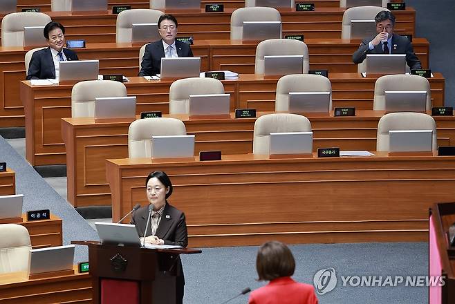 국민의힘 나경원 의원 질문 듣는 한성숙 국무총리 (서울=연합뉴스) 신현우 기자 = 한성숙 국무총리가 9일 국회에서 열린 정치 분야 대정부질문에서 국민의힘 나경원 의원 질문을 듣고 있다. 2026.9.9 nowwego@yna.co.kr